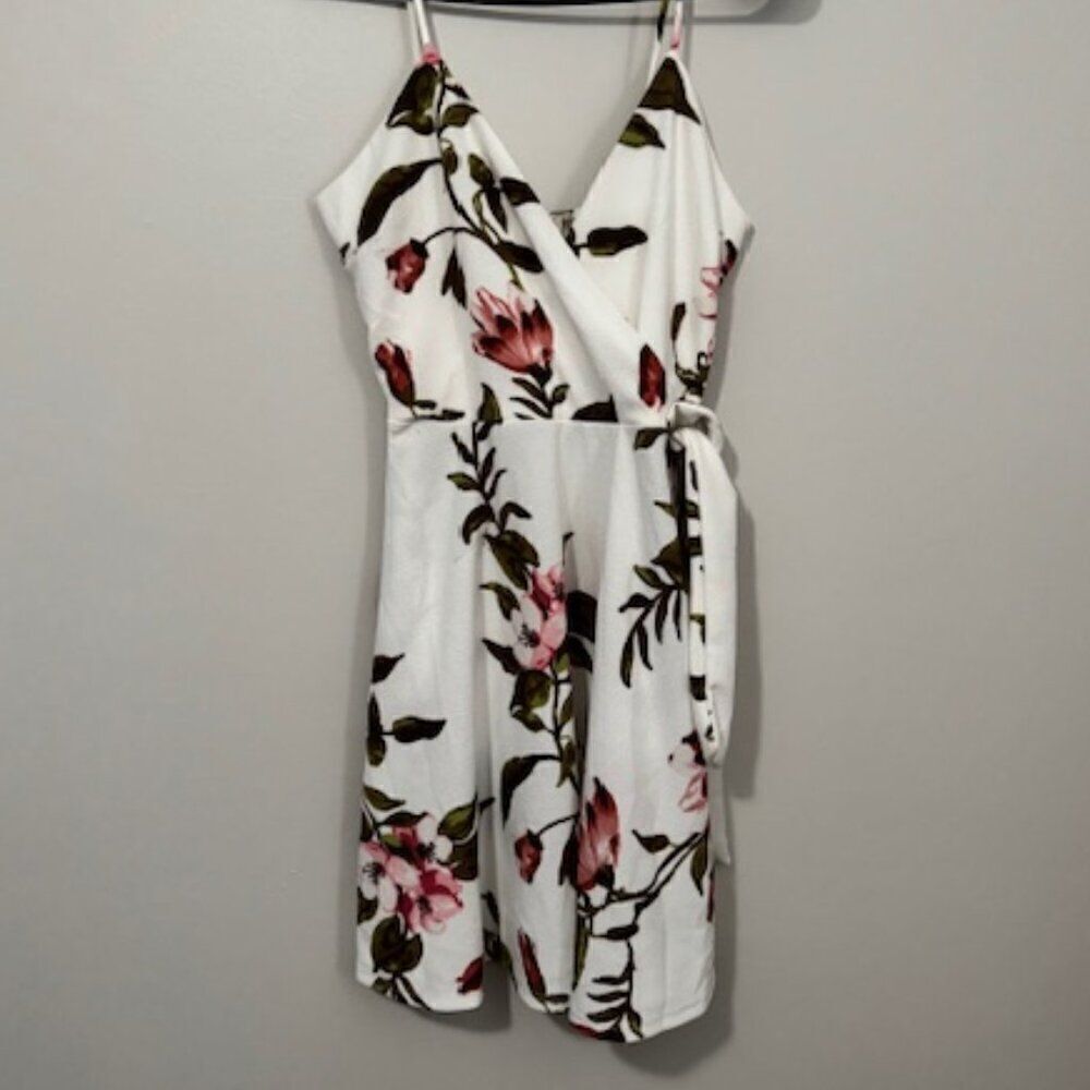USED Woman's Lavish Short Dress with Tie on the Side Color White/Green Size Med